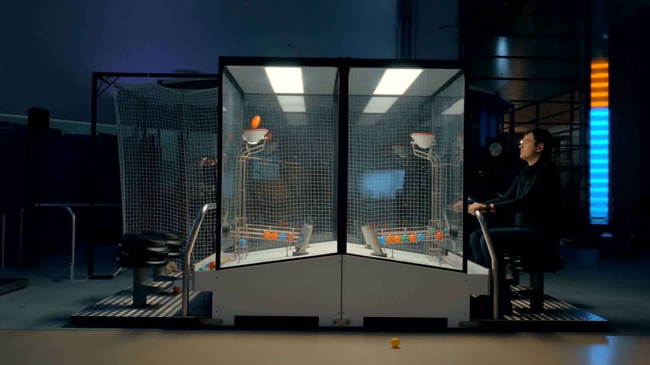 공 게임 명소에서 놀고 있는 남자