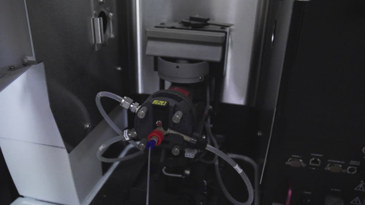 el funcionamiento interno de una máquina de pruebas de ciencia industrial en un laboratorio de pruebas está cubierto de tubos y sensores delicados