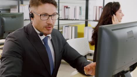 personas de negocios que usan auriculares trabajando en la oficina