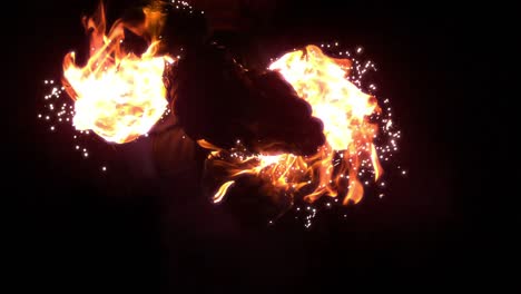 Fire-dancer-moving-in-the-darkness