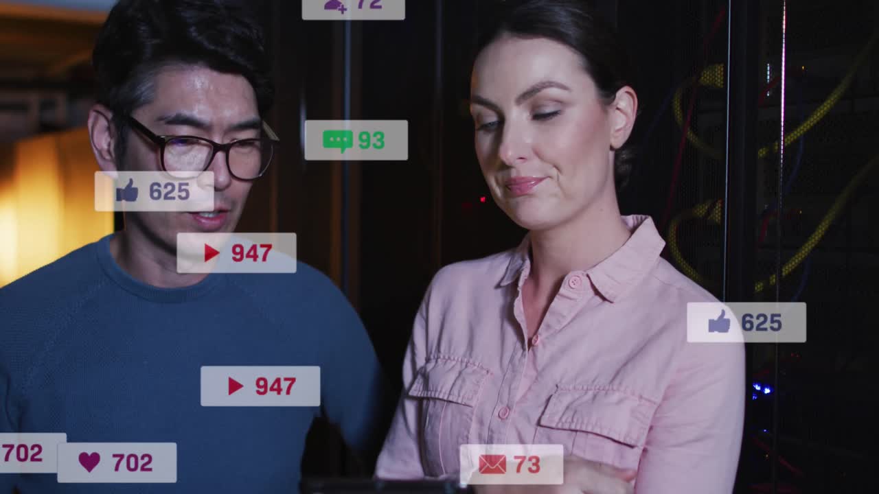 animación de iconos de redes sociales sobre diversos ingenieros y ingenieras que trabajan en la sala de servidores