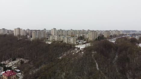 edificios de apartamentos malhumorados de silainiai en la ciudad de kaunas, vista aérea de drones