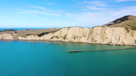 vista aérea del muelle de la bahía de tolaga y el acantilado masivo, nueva zelanda