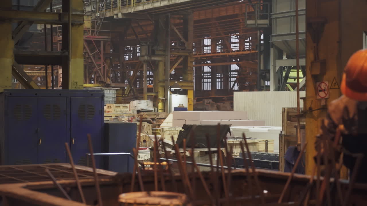 interior de la fábrica con trabajadores y equipos