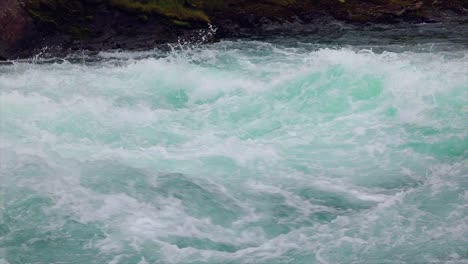 Gebirgsflusswasser-Mit-Zeitlupennahaufnahme