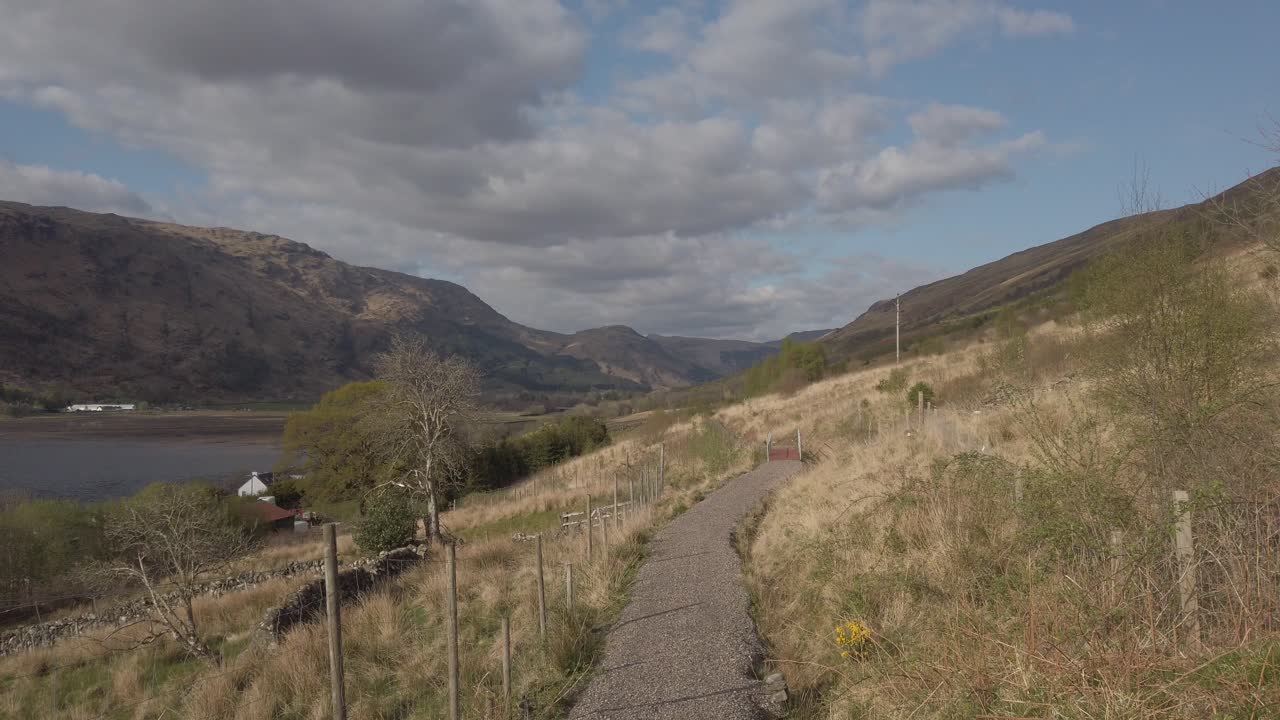 자연 산책로에서 산의 아름다운 전망