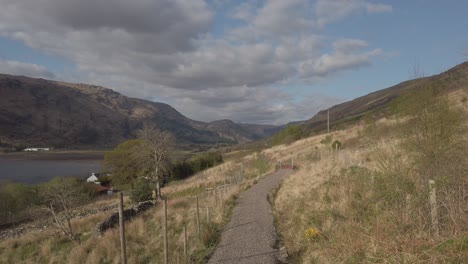 una hermosa vista de las montañas en un sendero natural