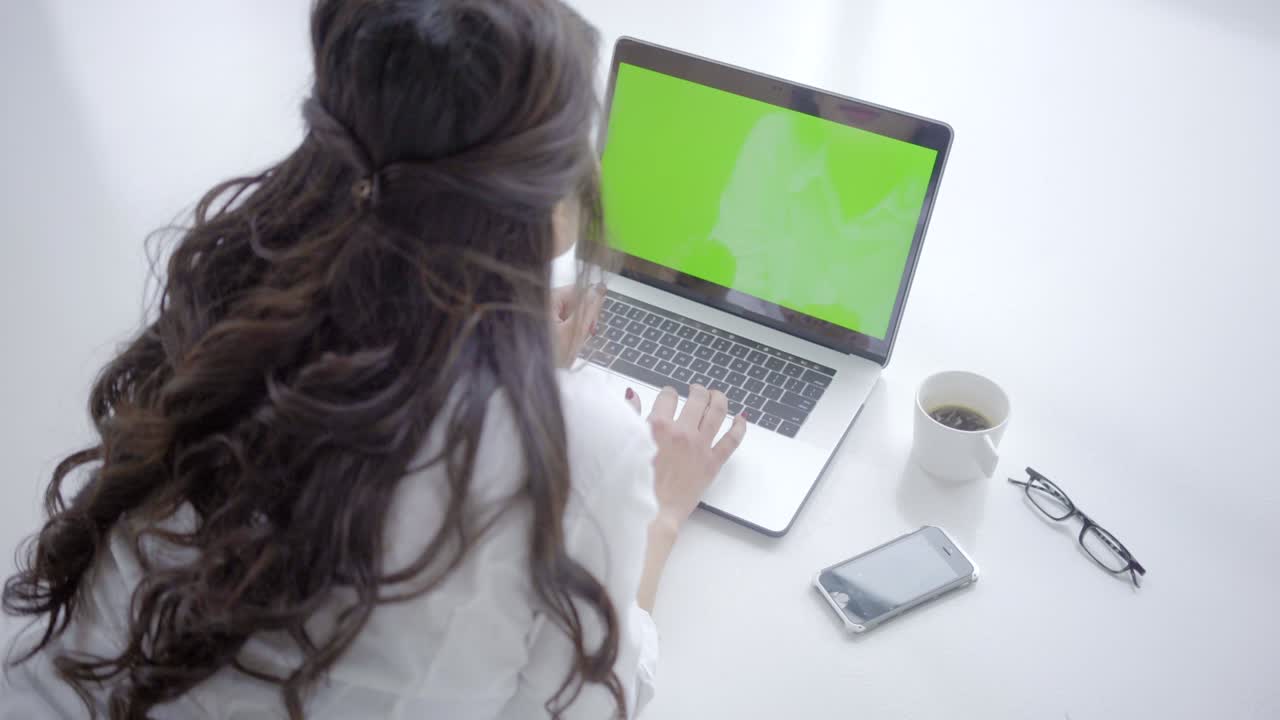 mujer árabe en el interior del hogar con tecnología redes sociales móvil feliz relajado