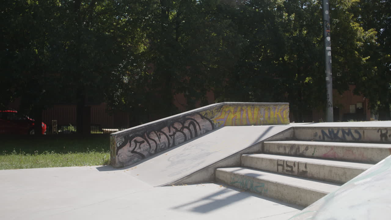 스케이트파크에 있는 백인 소년.