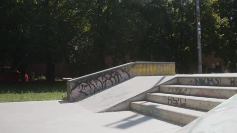 un chico caucásico en el parque de skate.