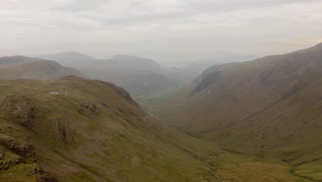 Pushin-Drohnenaufnahme-Von-Bergen-Und-Tälern-In-England-Am-Morgen-Bei-Bewölktem-Wetter