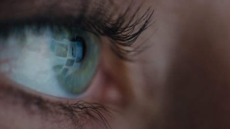 pantalla de ojo macro de cerca que se refleja en el iris mujer navegando en línea por la noche