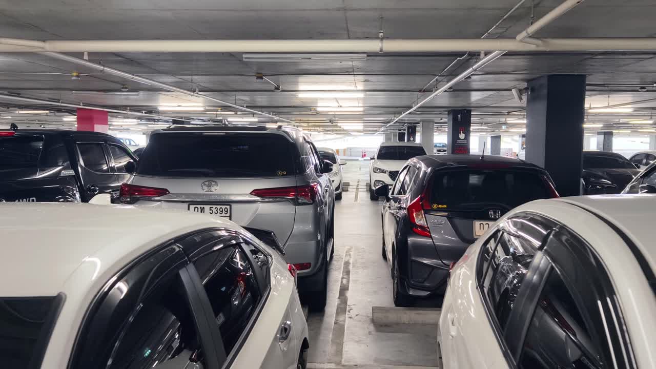 자동차가 있는 지하 주차장