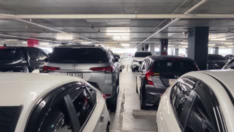 estacionamiento subterráneo con automóviles
