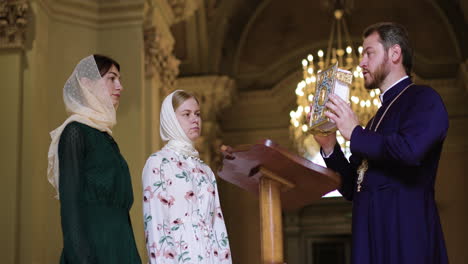 el sacerdote con la biblia