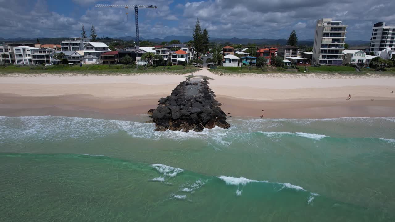 호주 랜드에 있는 해변  록 그로인 (palm rock groyne) 과 은 파란 물 (clear blue water)