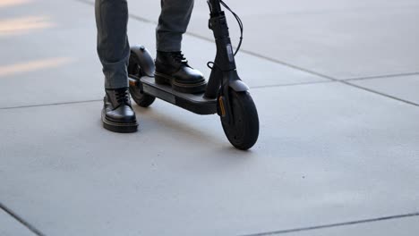 Nahaufnahme-Eines-Geschäftsmannes,-Der-Mit-Seinem-E-Scooter-Ankommt