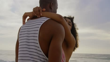 Vista-Lateral-De-Una-Pareja-Afroamericana-Bailando-Juntos-En-La-Playa-4k