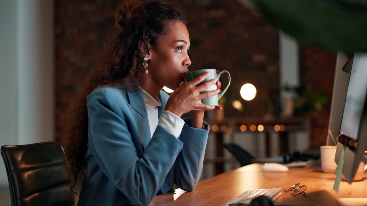 Noite, café e mulher lendo no computador