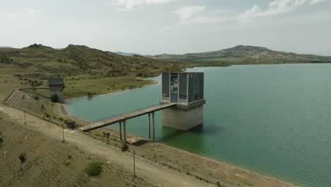 Torre-De-Control-Abandonada-Y-Dique-De-La-Presa,-Embalse-Del-Lago-Dali-Mta,-Georgia