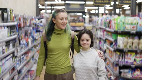 retrato de uma menina alegre com a mãe no supermercado