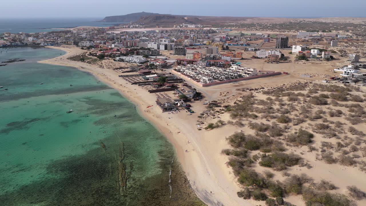 Luftfoto af Sal Rei med dets strande og bygninger på en solskinsdag, øen Boa Vista, Kap Verde.