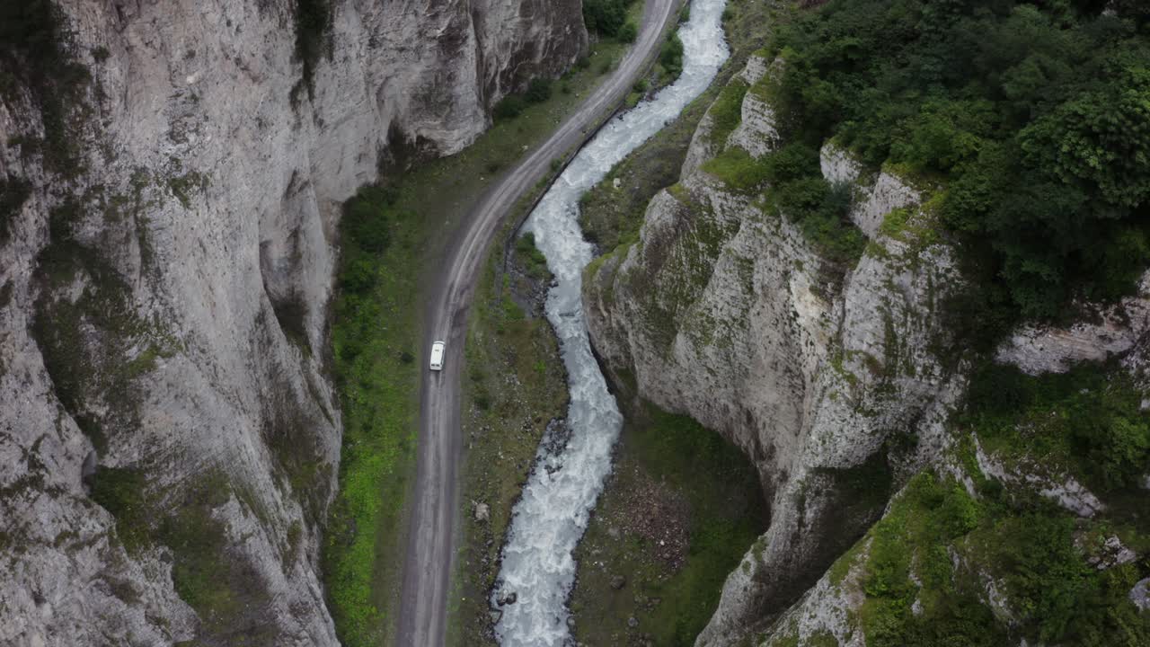협곡을 가로지르는 산길
