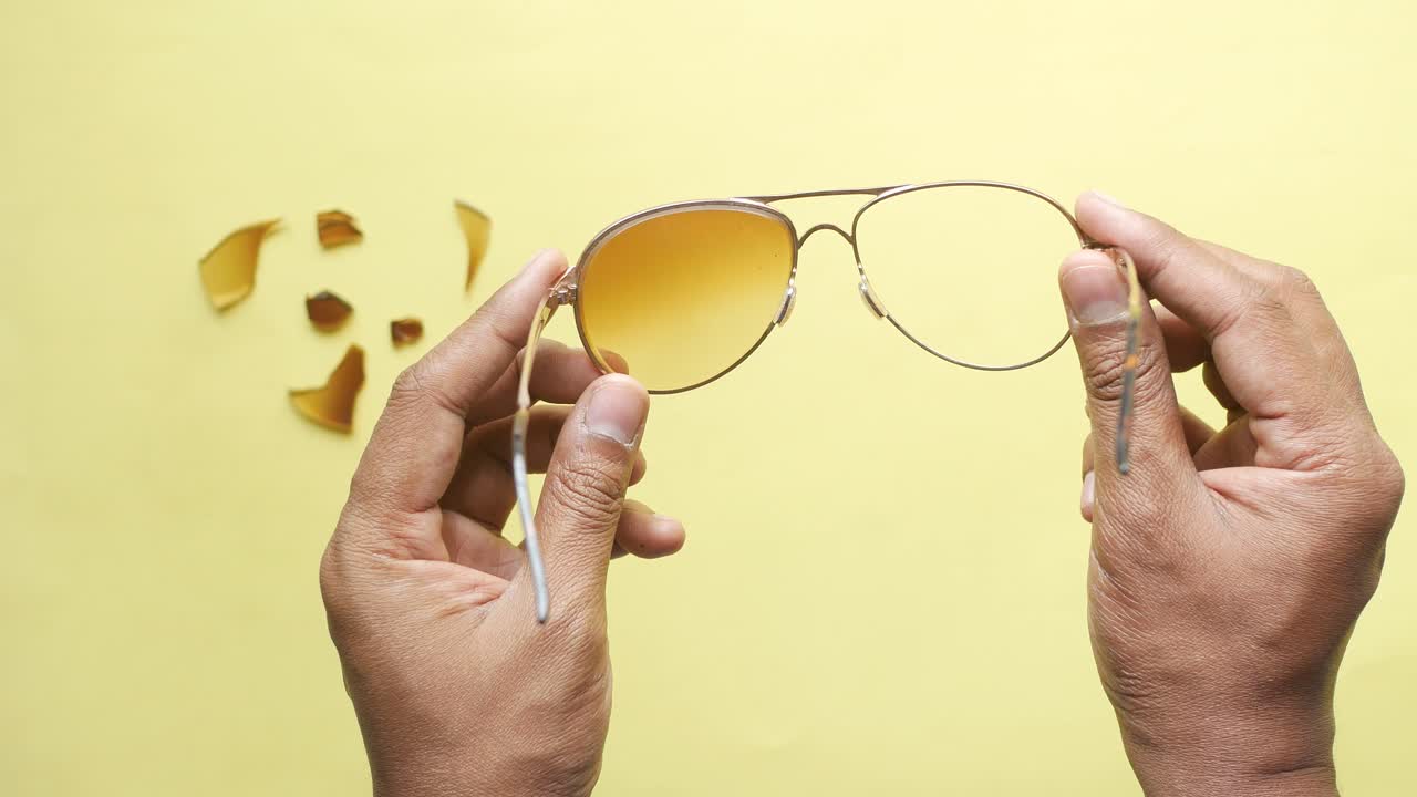 깨진 눈 유리를  ⁇ 고 있는 남자들