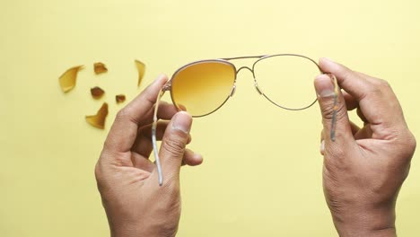 hombres perforando un vidrio de ojo roto