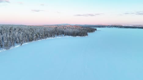 Lago-Congelado-De-Laponia-En-Pyhä-Luosto-En-Finlandia,-El-Paraíso-Invernal