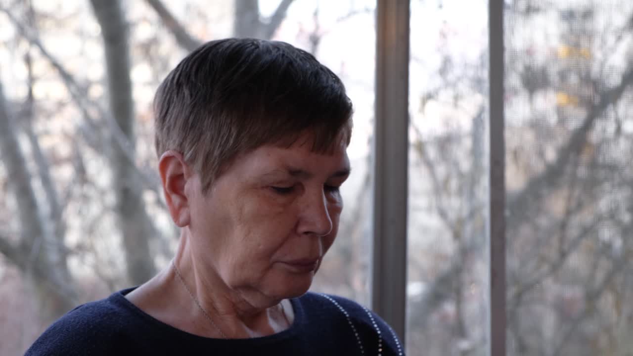 얼굴 마스크 를 착용 하는 노인 여자