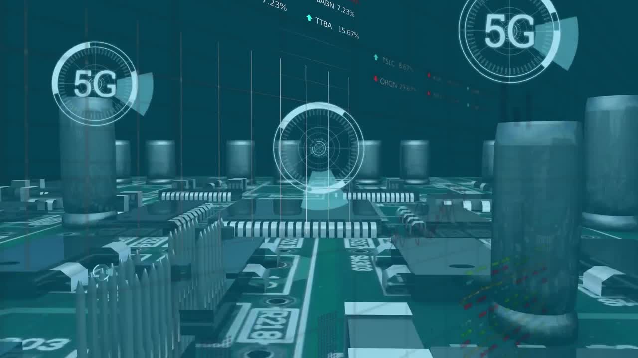 Animazione di elaborazione dati su circuito stampato di computer su sfondo nero.