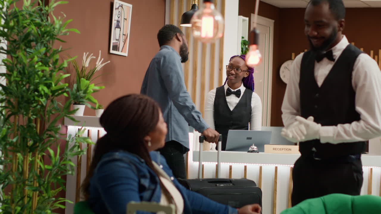 el huésped del hotel obtiene la tarjeta de acceso a la habitación