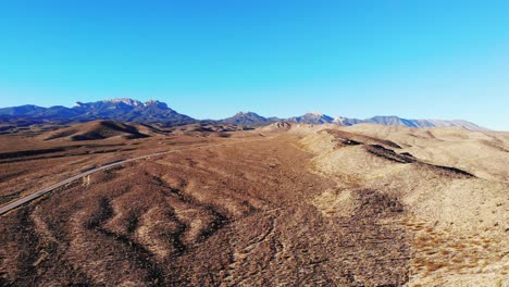 panorama aéreo suroeste y carretera del desierto solitario