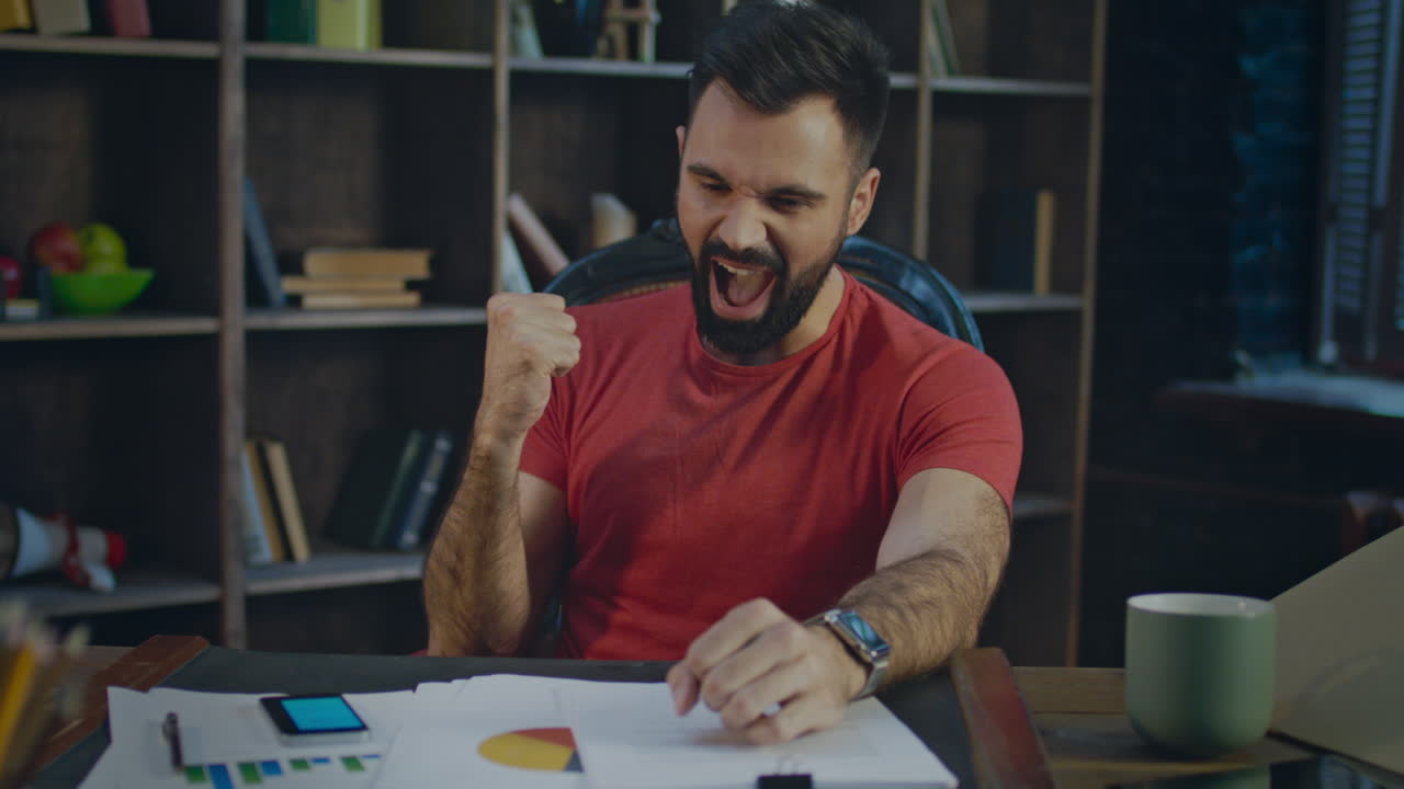 Uomo d'affari felice che riceve buone notizie. Emozioni di un giovane uomo per il successo negli affari.