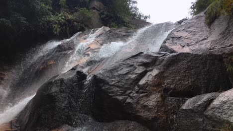 el agua que fluye por las cataratas imoseno taki. hatsukaichi, japón
