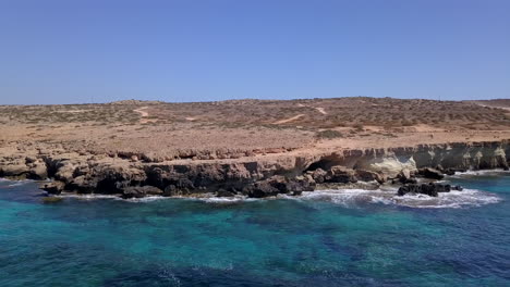 toma aérea de hermosas cuevas marinas de la costa de un centro vacacional