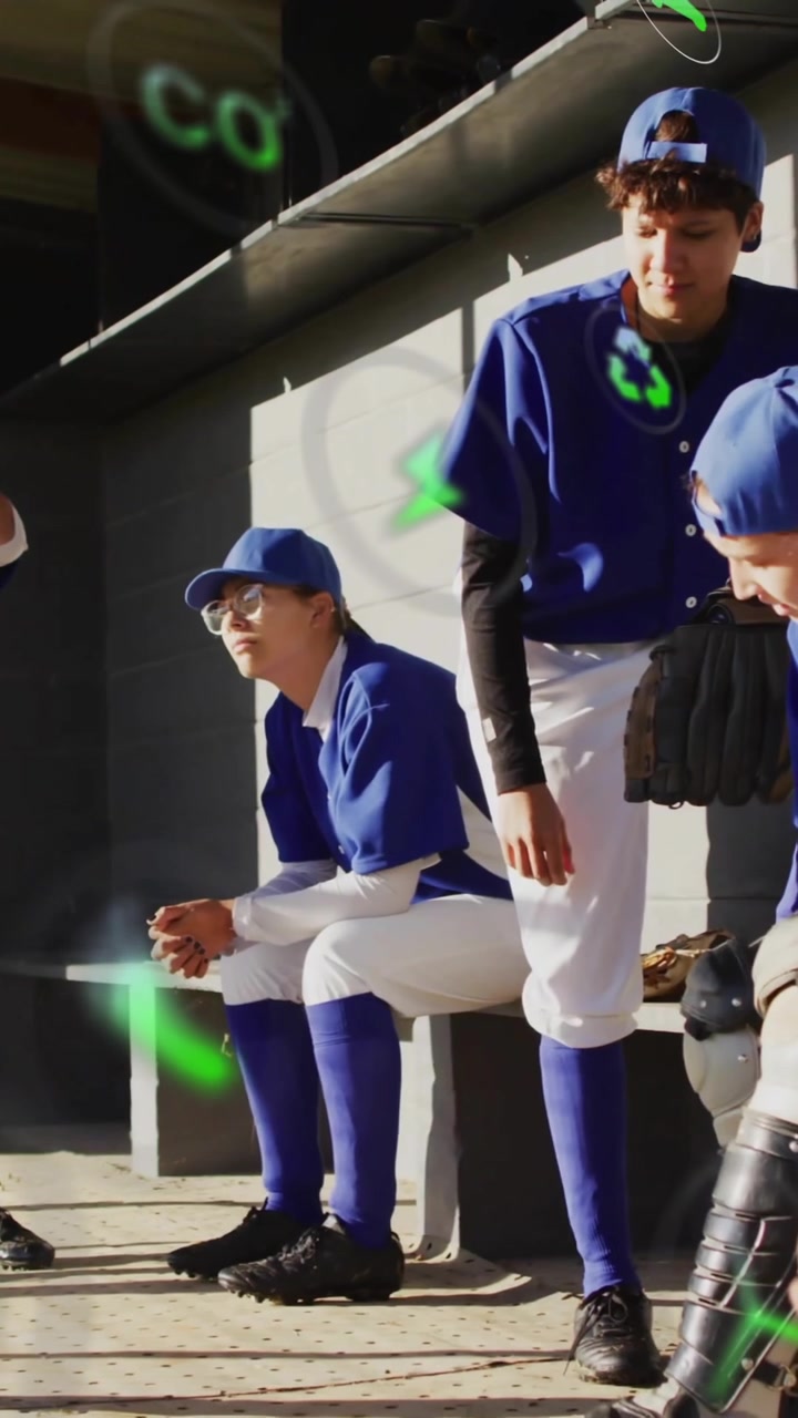 A scuola, una squadra di baseball in divisa blu che ascolta l'allenatore con animazione.