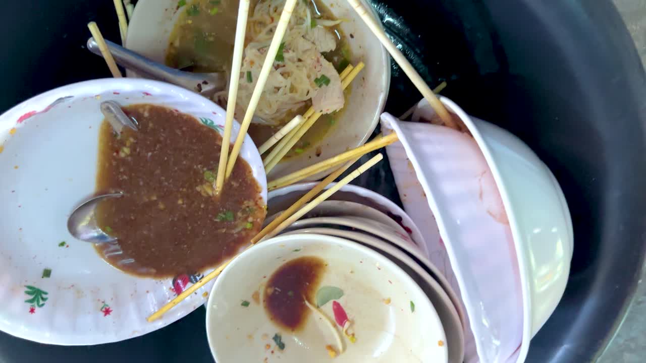 소스와 스피어가 쌓인 그