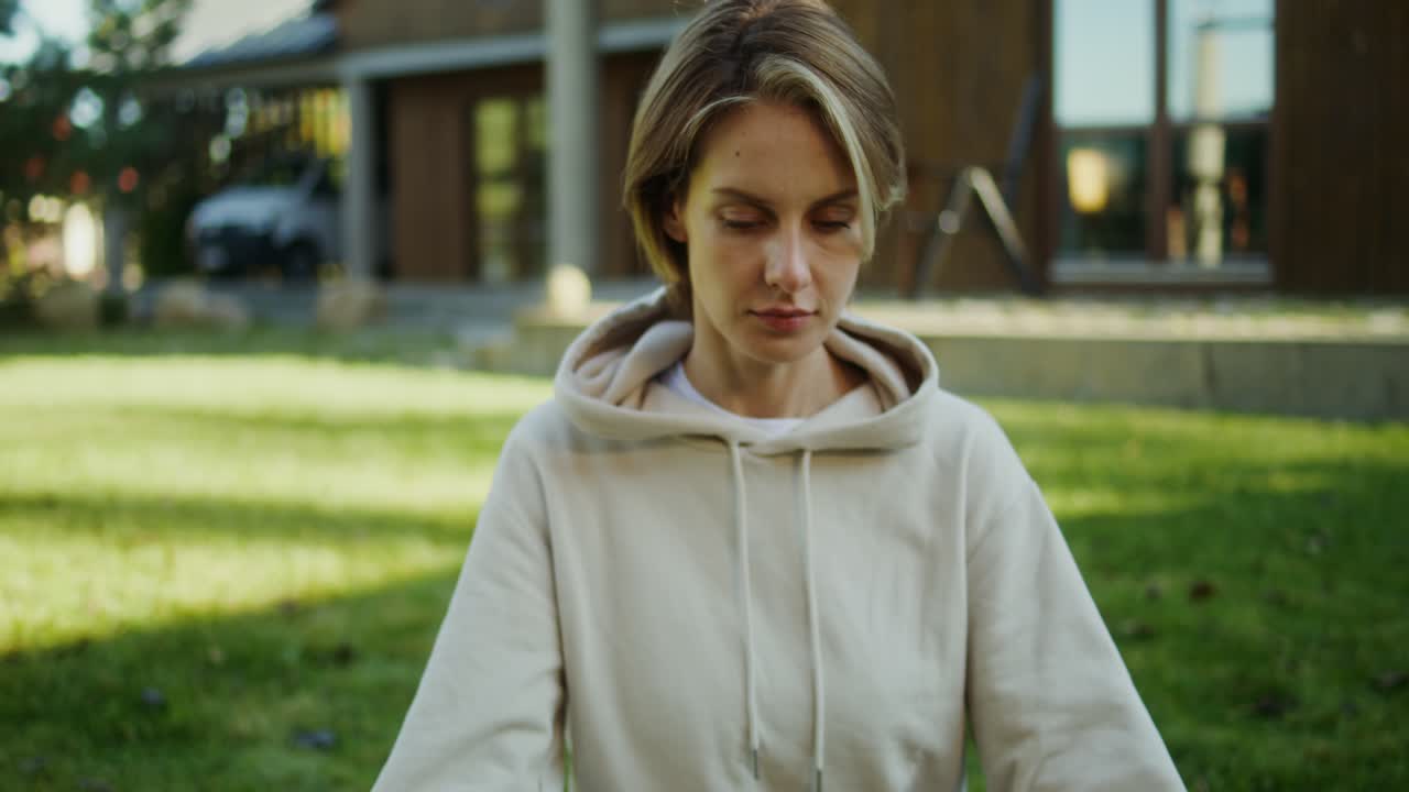 mujer meditando al aire libre