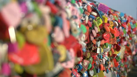 candados de amor en las barandillas de la torre de seúl