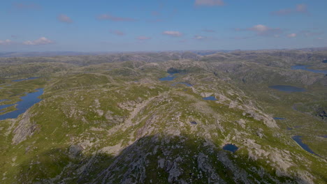 Vista-Aérea-De-Las-Montañas-Lyngsheia,-Zona-De-Senderismo-En-Un-Día-Soleado-En-La-Costa-Oeste,-Noruega