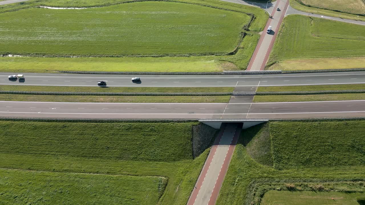 воздушный вид на пересечение автомагистрали и сельской местности