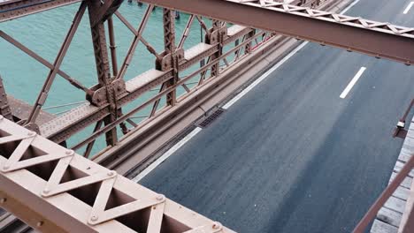 el tráfico en el puente de manhattan.