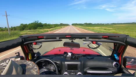 pov conduciendo por una carretera pavimentada en la zona rural de dakota del sur, viendo árboles, granjas y campos