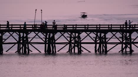 El-Puente-Mon-Es-Un-Antiguo-Puente-De-Madera-Ubicado-En-Sangkla,-Tailandia