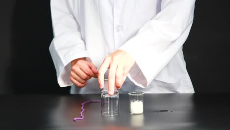 una persona lleva a cabo un experimento de reacción química usando hielo, sal y cuerda en un entorno de laboratorio