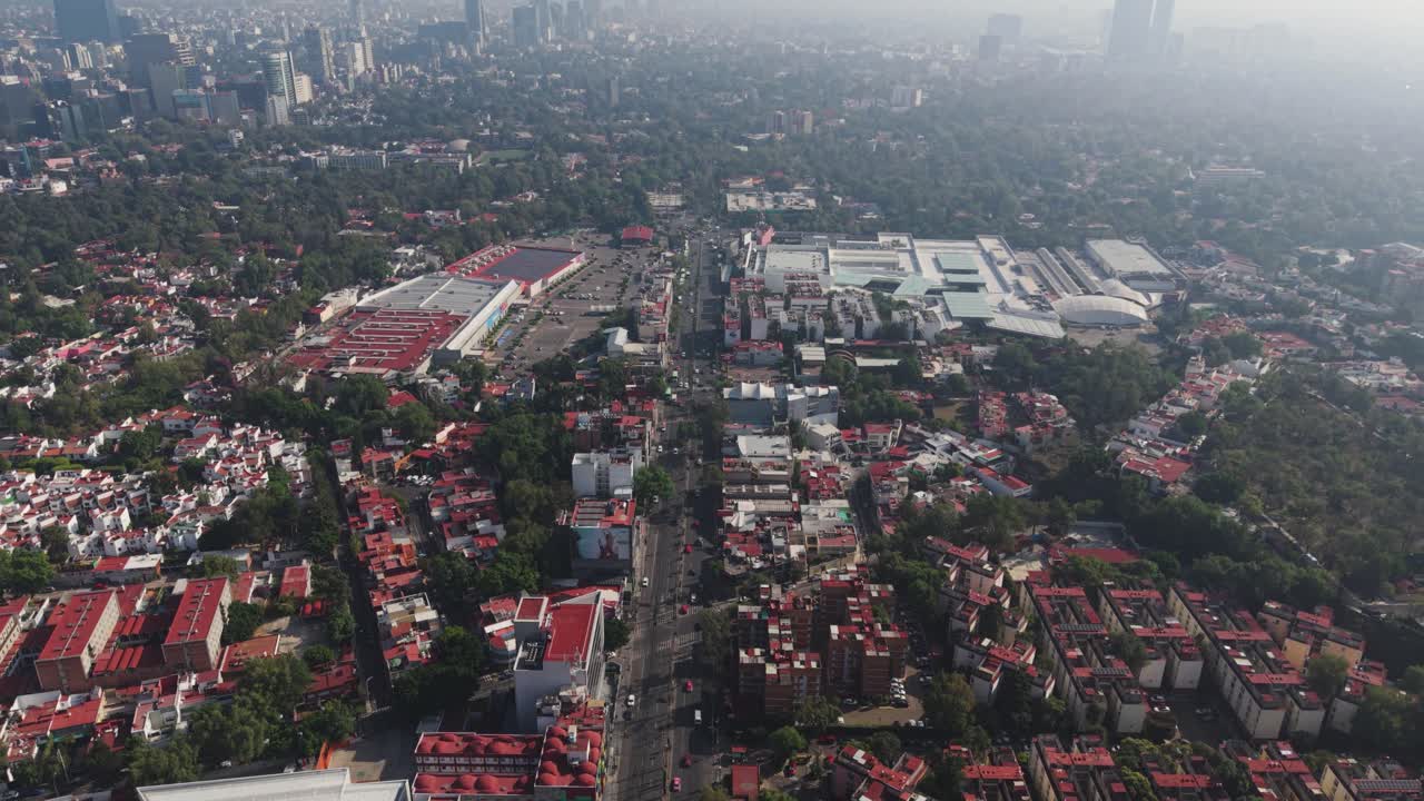 Drone shots Avenue Universidad Coyoaan CDMX, smog