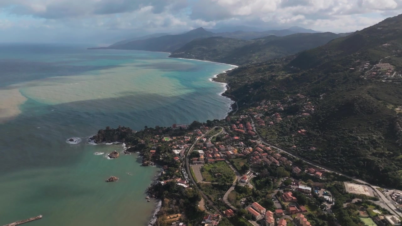 Phong cảnh Cefalu từ trên không bằng drone về tàn tích lâu đài trên núi, hé lộ bờ biển Địa Trung Hải và thị trấn ven biển, Ý, Sicily.