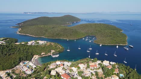 aldea costera y islas de syvota en el mar jónico, epiro, grecia continental - vista aérea